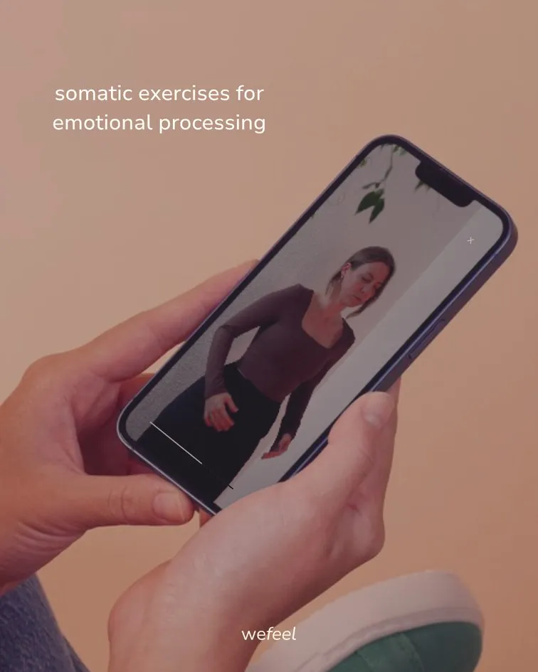 Hände halten ein Smartphone mit der wefeel-App